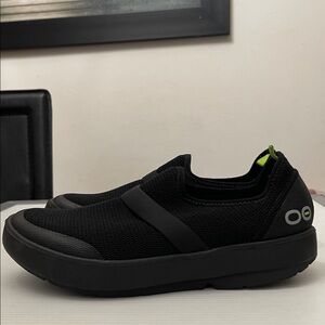 OOFOS OOMG LOW RECOVERY SLIPS ON SHOES WOMENS SIZE 9